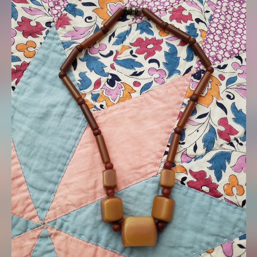 Vintage Resin choker necklace Bakelite?